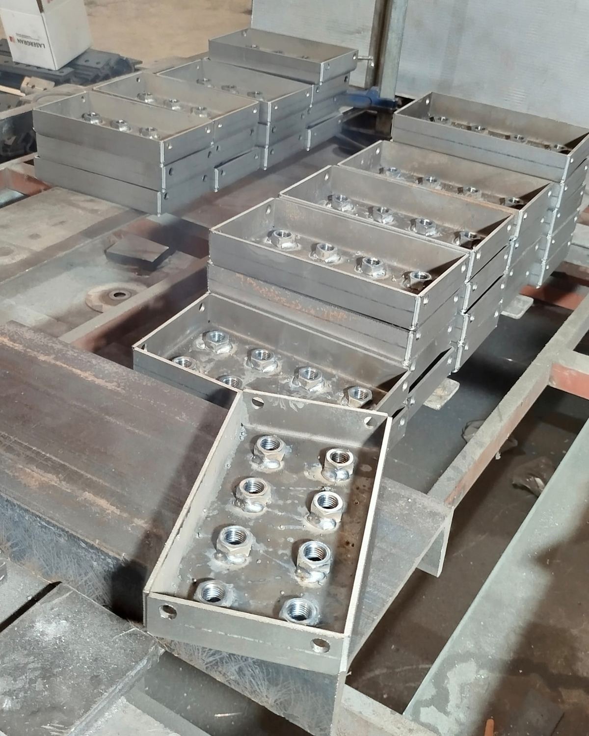 Cajas con tuercas soldadas